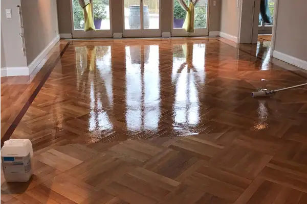 Eiche Stabparkett mit Zwischenfries