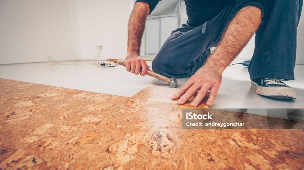 Master picks a series of cork floor cork flooring with a hammer